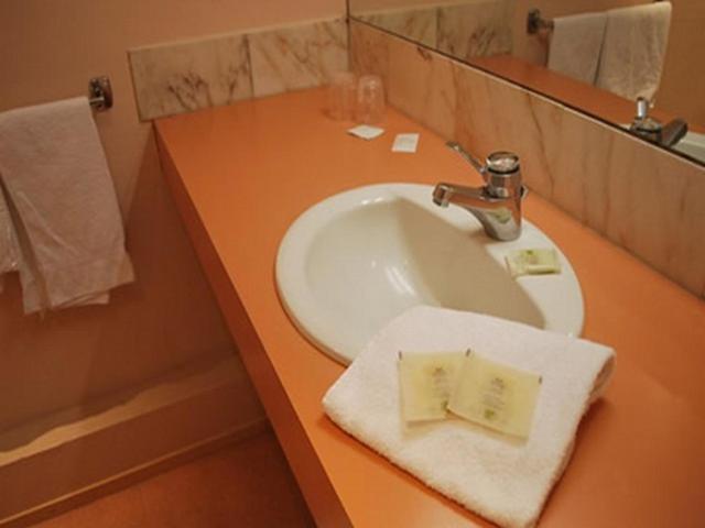 Logis Hotel & Restaurant - Le Normandie Caudebec-en-Caux Δωμάτιο φωτογραφία