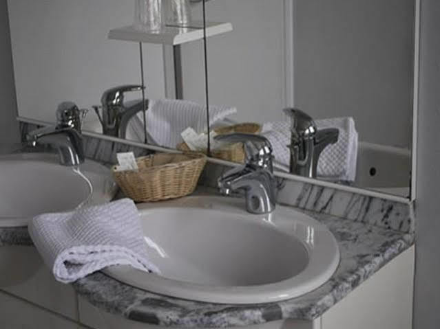 Logis Hotel & Restaurant - Le Normandie Caudebec-en-Caux Εξωτερικό φωτογραφία